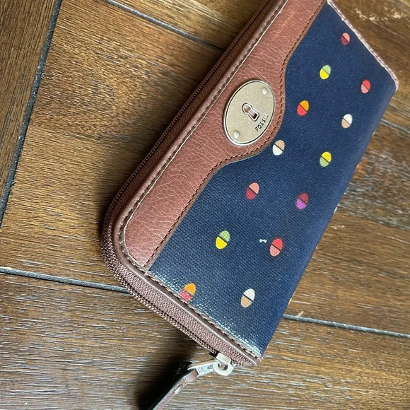 NWOT Fossil wallet - Picture 9 of 9